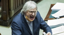 In Aula violati i vincoli di sicurezza sanitaria. Sgarbi mette in mezzo i legali: esposto contro Fico