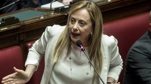 Dietro c'è qualcosa di grosso, che non capiamo. Meloni, un terrificante sospetto sulla guerriglia tra Berlusconi e Salvini
