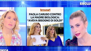 Hai detto una cosa orrenda. La d'Urso interrompe la Caruso e nello studio di Domenica Live cala il gelo