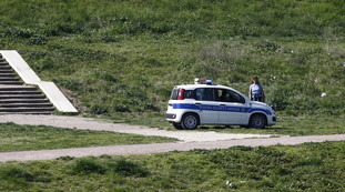 Roma, l'audio degli agenti che lo fanno in auto? Abusi e vendetta, una pista terrificante