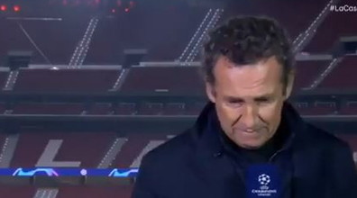 Mi vien un sorriso. Poi crolla: Valdano piange in diretta per Maradona, drammatico crollo emotivo. Stop al collegamento | Video