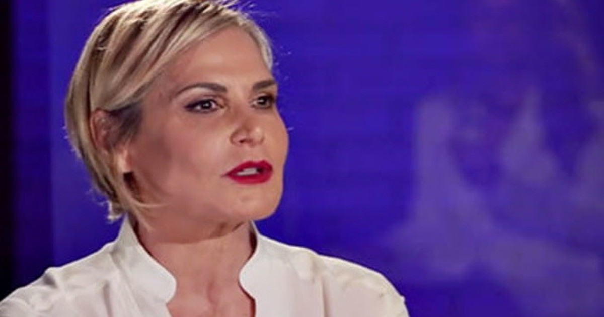 Non riesce ad arrivare a fine mese, come è ridotta: orrore-vip contro Simona Ventura, chi sparge fango gratuito