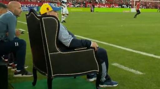 Ce ne andiamo tutti. Maradona morto? Il suo Gimnasia in rivolta: dimissioni di massa, senza precedenti