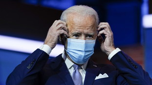 Microfratture e tutore. Piccolo incidente: Biden cade e Trump reagisce così | Guarda