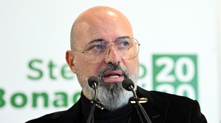 Il 7 gennaio a scuola?. Bonaccini guida la rivolta delle regioni, l'ultimo disastro firmato Azzolina: regna il terrore