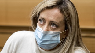 L'onestà, ciò che manca a sinistra. Meloni, il plauso a Cacciari: Chi combatte per la nostra libertà