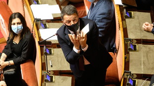 Questa si chiama politica. Renzi risponde a Conte: Sia chi è l'irresponsabile?, maggioranza finita