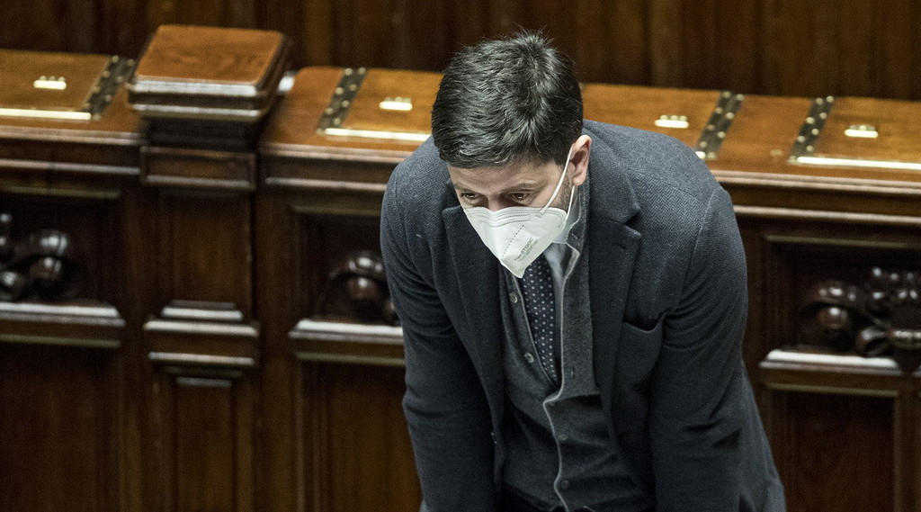 Aumentano i contagi, focolai sconosciuti. Speranza in Parlamento, quadro tragico: Dpcm e stato d'emergenza, le misure