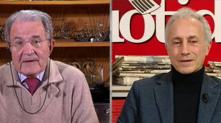 Chi mi ricorda Renzi. La badilata di Prodi fa godere Travaglio, guardate la sua faccia, beccato dalla regia | Video