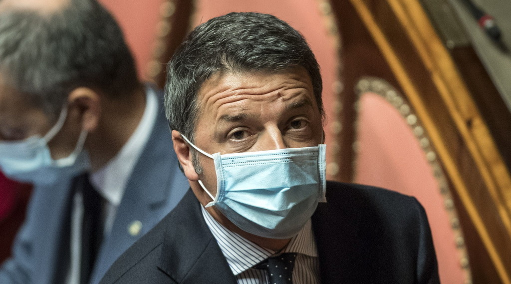Aperta spiraglio, grossi passi avanti. Voci impazzite: la crisi sta rientrando. Conte, l'offerta indecente a Renzi