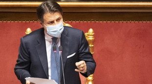 "Quando mai?". Conte perde la calma: una risposta feroce a Renzi in aula, rottura senza ritorno