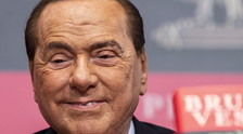 "Torna a Roma". Forza Italia supplica il Cav, voci sulla valanga: quanti stanno per tradire al Senato