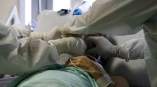 Bollettino, stallo su contagi e morti: altre 521 vittime. Ma cala la pressione sugli ospedali: le cifre