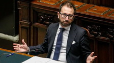 "Non lo sopporta nessuno". Conte la "risolve" così, svolta-horror: addio Giustizia, dove piazza Bonafede