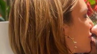 Dopo le accuse di stupro, spunta questa (pazzesca) foto: ecco chi bacia in bocca Asia Argento | Guarda