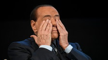 "Ma come si permette?". Berlusconi furioso con Conte, l'ultima telefonata (disperata) del premier