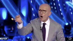 Tutto falso. Senza precedenti al GF Vip: Signorini contro il suo braccio destro prima della diretta, un caso pazzesco a Mediaset