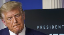Donald Trump, lo sfregio in mondovisione. Cosa compare all'improvviso sopra la sua villa: eccoli i "democratici" | <span style=color: rgb(153, 0, 0);>Video</span>