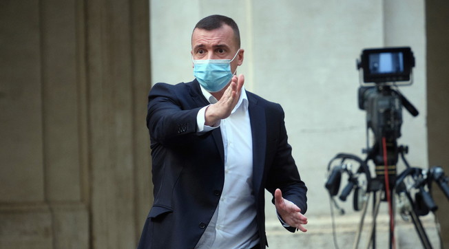 Ci sono mail, tirano in ballo Casalino. Bomba politica nel pieno della trattativa: gioco sporchissimo in Rai contro Renzi