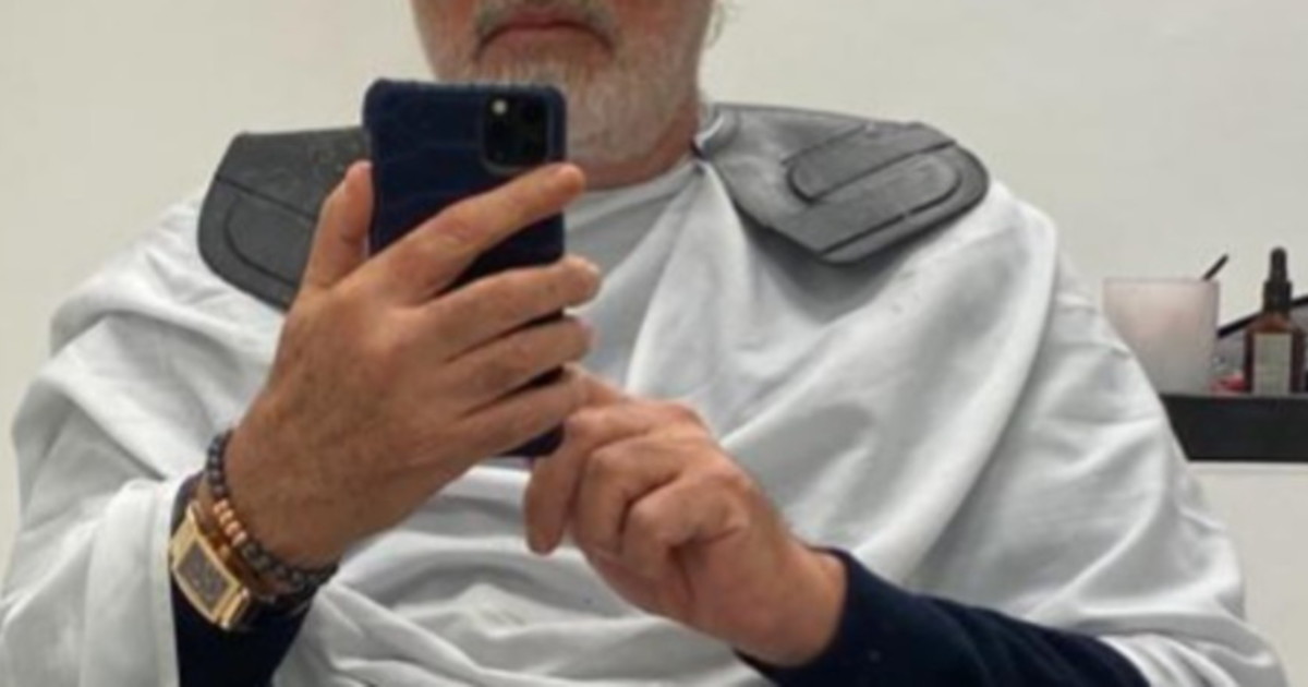 Un passaggio. Briatore irriconoscibile, clamoroso cambio di look: ecco come si presenta. Roba da non credere | Foto