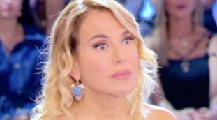 Avete rotto il caz**: Pomeriggio 5 choc, una troupe di Barbara D'Urso aggredita in diretta, le urla sconvolte dell'inviata
