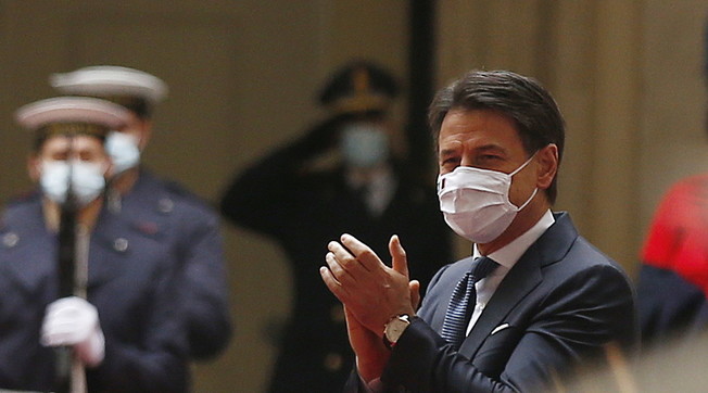 Quanti soldi (nostri) ha dato ai (suoi) funzionari prima di andarsene. Conte, l'ultimo scandalo: così si è comprato l'applauso