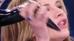 Minacciare con scarpe e tacco paga? Indiscrezioni impensabili su Asia Argento: pare che i piani alti di Mediaset...