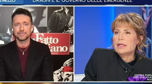 Ma no, è ovvio che no. Lilli Gruber sgrana gli occhi: Scanzi inginocchiato da Conte, è gelo totale | Video