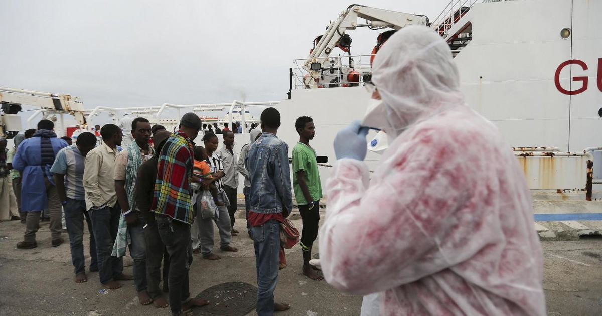 Immigrazione, la storia di Fatima rivela l'ultimo orrore degli scafisti: ecco chi portano in Italia (e perché)