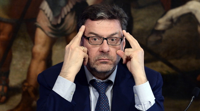 Vaccino sovranista, tocca a Giancarlo Giorgetti: un incontro decisivo, da Draghi un avviso di sfratto ad Arcuri?