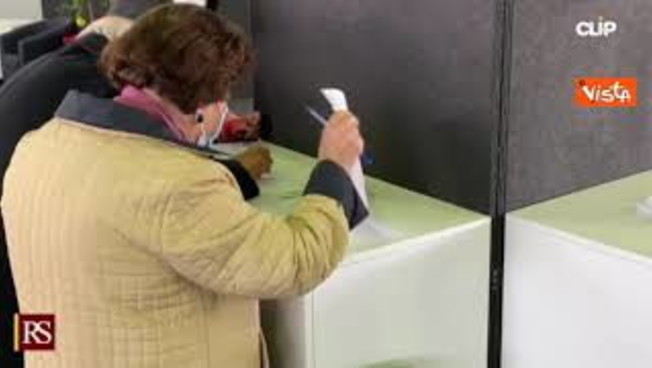Musumeci inaugura il primo centro vaccini in Sicilia: