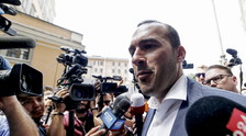 Il "macellaio" Draghi? Puf, sparito: la ridicola piroetta di Di Stefano per la poltrona, che roba sono i grillini