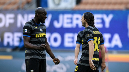 Inter e Lukaku inarrestabili: 3-0 al Genoa, Milan e Juve più lontane. Preoccupano però le strategie di Suning