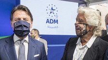 M5s, l'ultima pagliacciata grillina per giustificare la "dittatura" Grillo-Conte