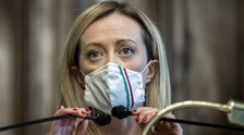 "Abuso contro i soli all'opposizione". La polizia vieta a FdI di parlare, la Meloni denuncia lo scandalo