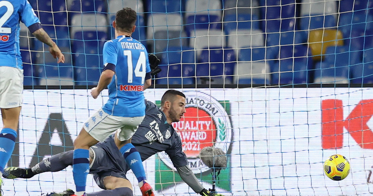 Mertens torna titolare e indica la via: il Napoli supera 2-0 il Benevento. Espulso nel finale Koulibaly
