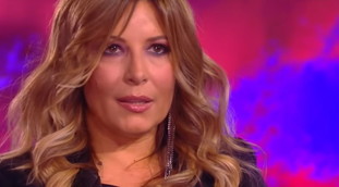 Il solito pagliaccio. Salvini cerca vaccini per l'Italia e la Lucarelli lo riempie di insulti: oltre l'odio