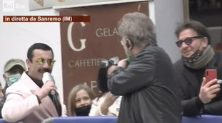 "Vergognoso, immorale". Canta senza mascherina, Infante "ordina" l'arresto in diretta Rai: che Paese &egrave;?