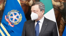 Draghi "cancella" Conte e Arcuri sui vaccini: "Bloccata l'esportazione", pure l'Ue gli d&agrave; ragione