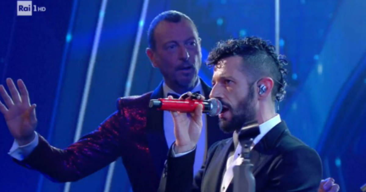 "Fermi tutti, mandiamo la pubblicità". Amadeus nel panico costretto a intervenire: sul palco accade l'inimmaginabile