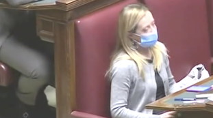 "Inquadratura sessista". Striscia denuncia: cosa hanno il coraggio di mandare in onda su Rai3, scandaloso | <span style=color: rgb(153, 0, 0);>Video</span>