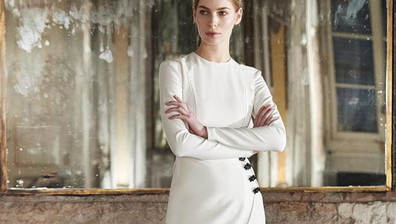 Tubini con lo spacco e tailleur attillati: la femminilità intrigante di Genny