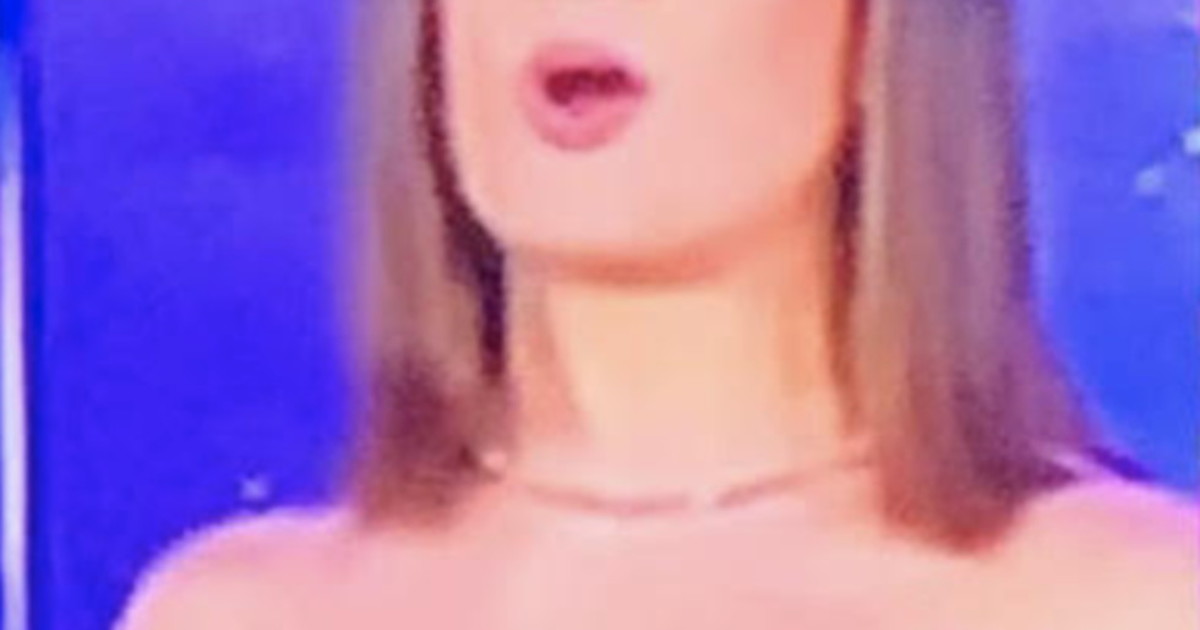 "Ma come si è vestita la moglie di Amadeus?". Giovanna Civitillo e l'outfit "copiato", occhio al questo dettaglio | Guarda