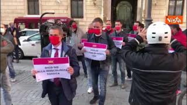 Il flash mob degli uomini in mascherina rossa contro il femminicidio