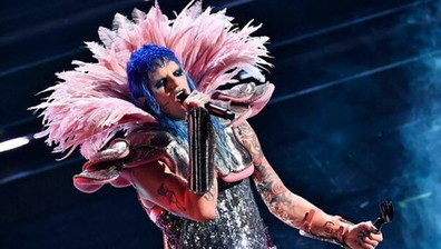 Un po' circo, un po' ballo in maschera: è il Festival con Achille Lauro