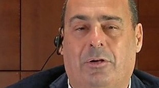 Poveraccio, non esiste. VIttorio Feltri umilia Nicola Zingaretti: Dal punto di vista culturale...