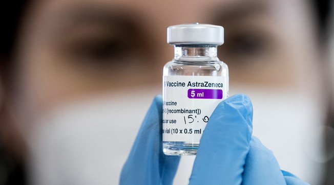 Dopo AstraZeneca, il picco di contagi. Prima dose di vaccino, crolla tutto: Covid, lo studio che sconvolge il quadro