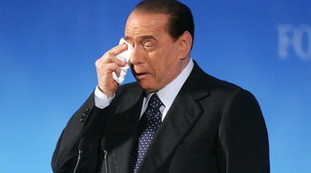 Dimesso dall'ospedale, ma aspettiamo due giorni. Berlusconi, giallo sulle condizioni di salute