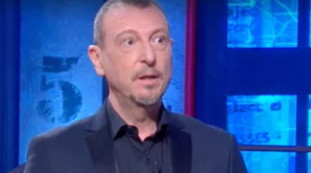 Oh madonna. Forte esplosione in studio, Amadeus terrorizzato. E in Rai succede l'inimmaginabile