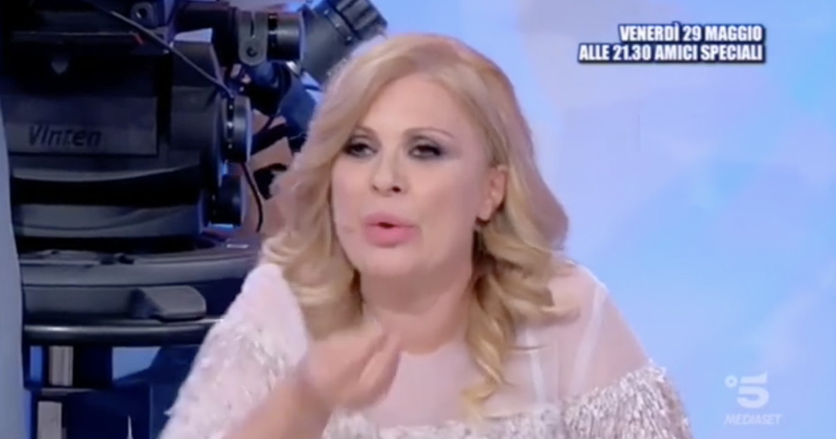 Tina Cipollari vittima di furto in un bar a Roma: scatta la denuncia, ladro individuato